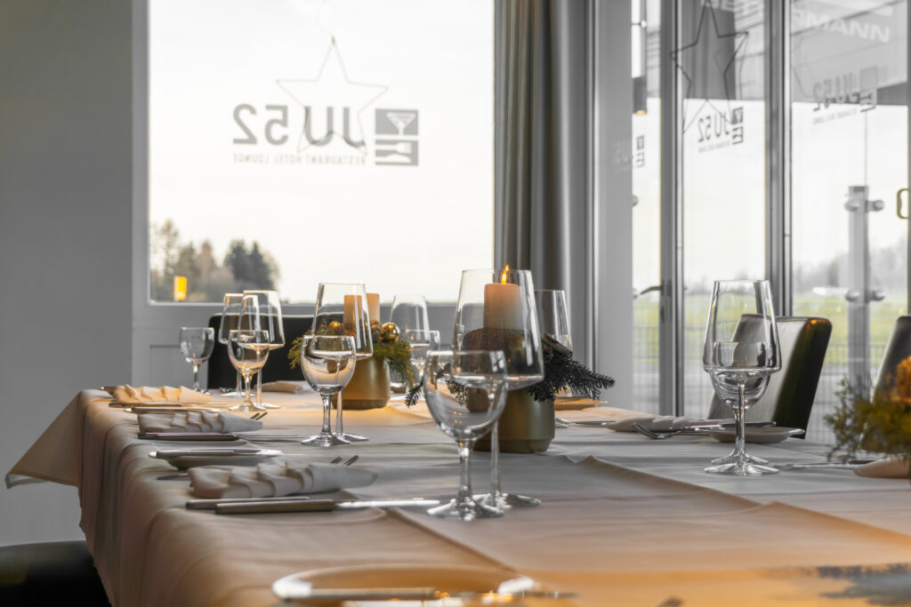 gedeckter Tisch mit Weihnachtsdeko, Event
