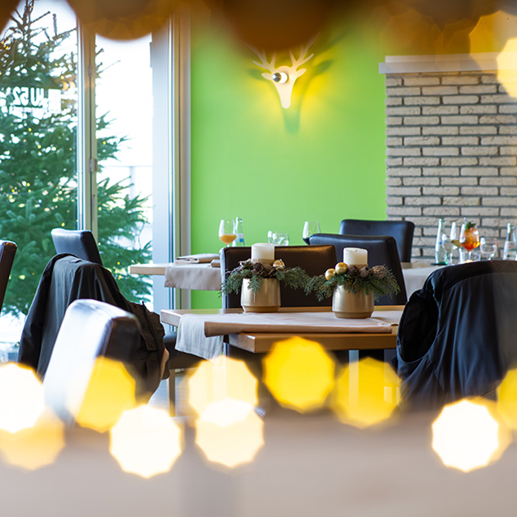 gedeckte Tische JU52 Restaurant, Weihnachtsdeko, grün